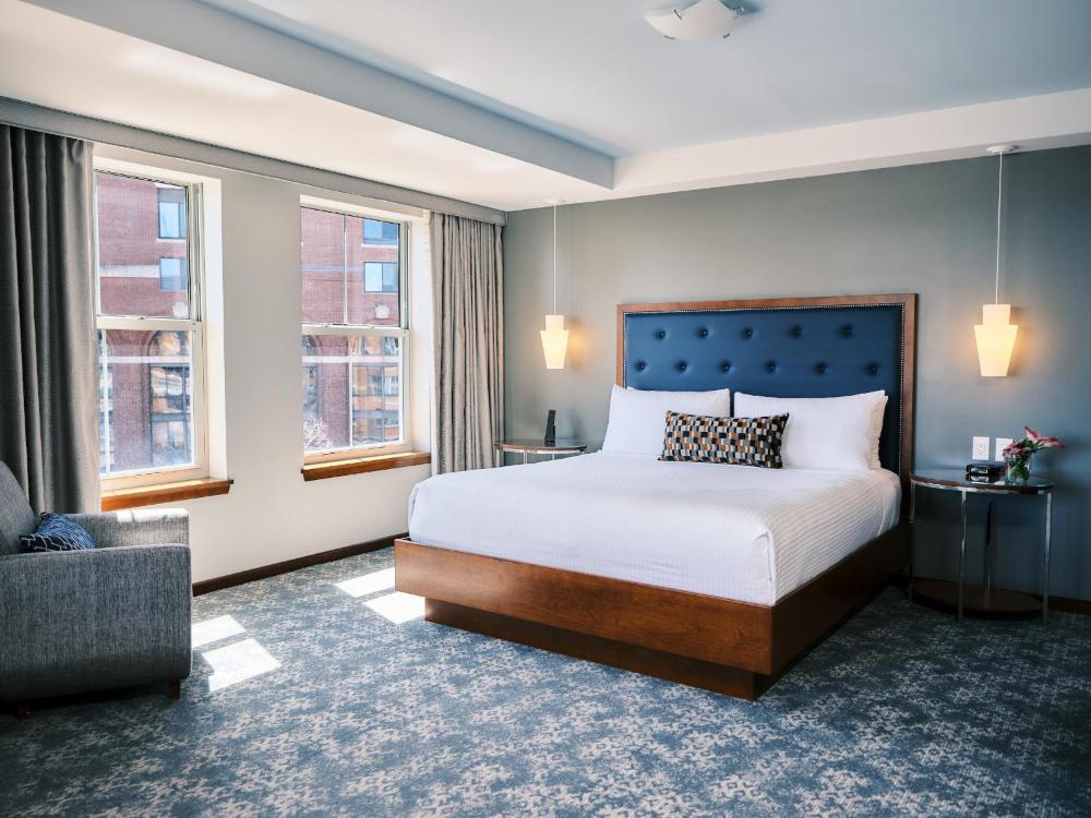 Deluxe Queen Room interior